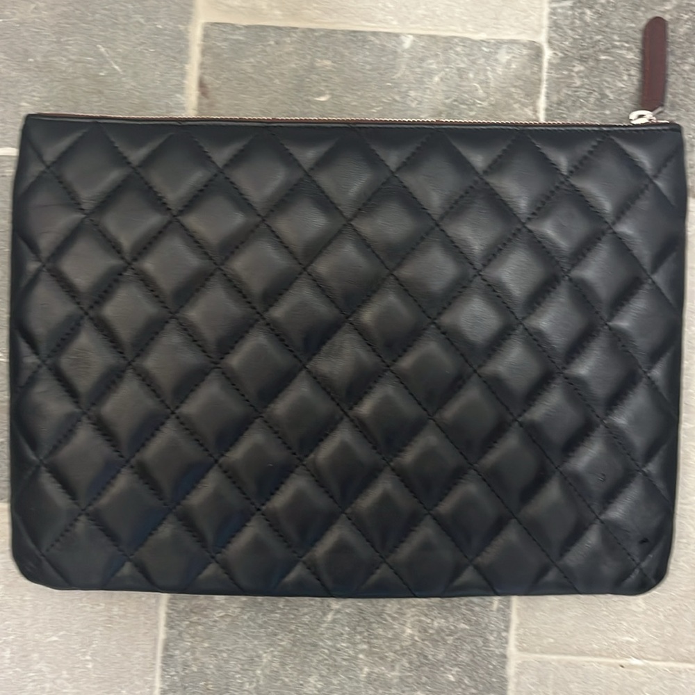 CHANEL Black Quilted Leather Laptop Sleeve with CC Logo - Never Used - Picture 2 of 6